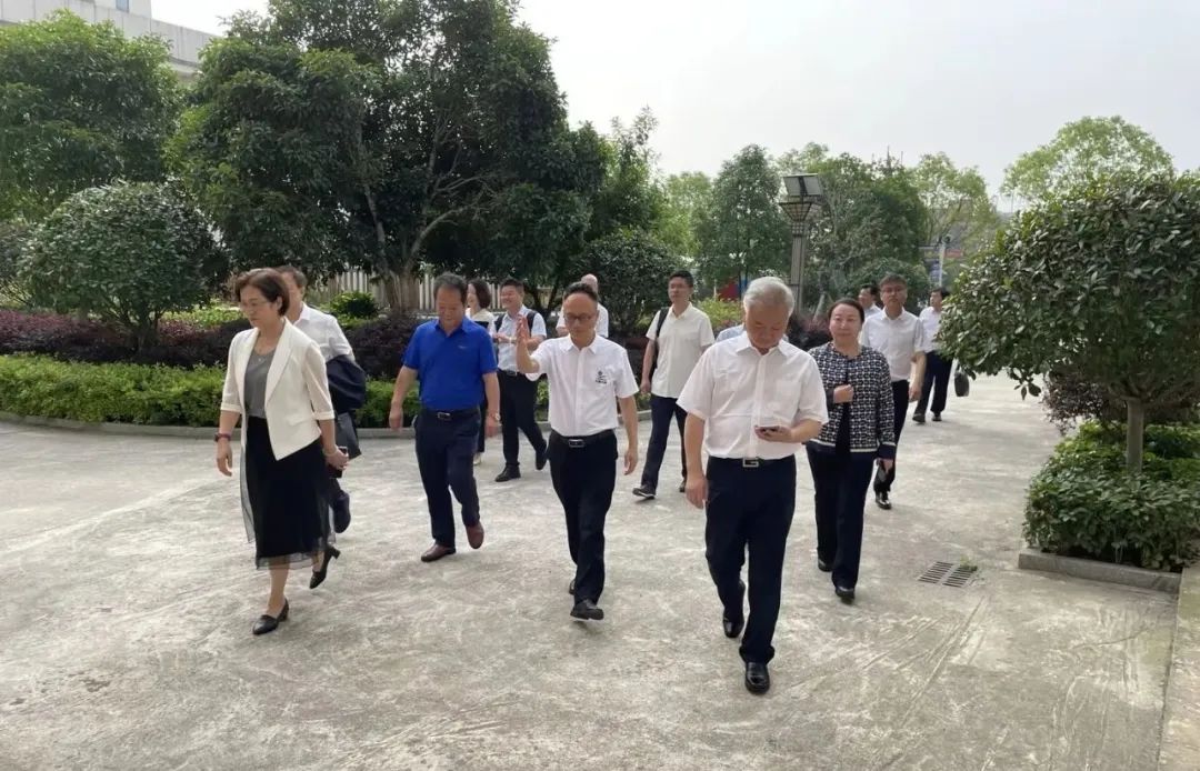 湖南省中醫(yī)藥研究院葛金文院長和邵陽市各級領導專家蒞臨天香生物產業(yè)園考察指導