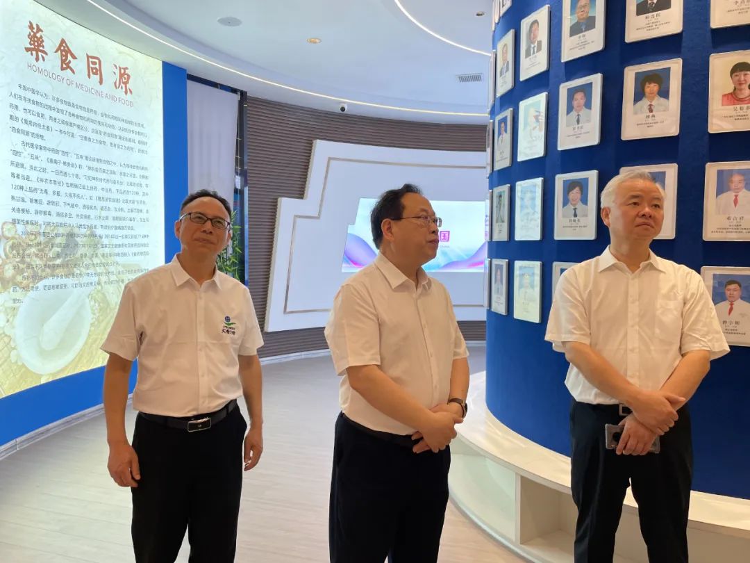 湖南省中醫(yī)藥研究院葛金文院長和邵陽市各級領導專家蒞臨天香生物產業(yè)園考察指導
