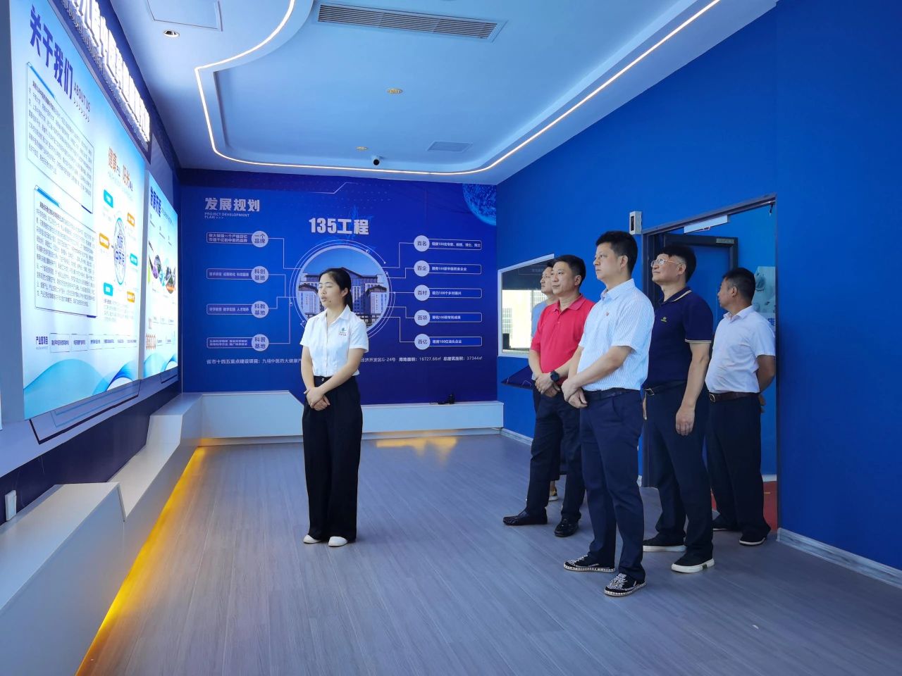 市人大羅早林主任陪同農(nóng)業(yè)農(nóng)村部鄉(xiāng)村振興專家一行到邵陽紅出貨倉-天香生物產(chǎn)業(yè)園考察指導(dǎo)