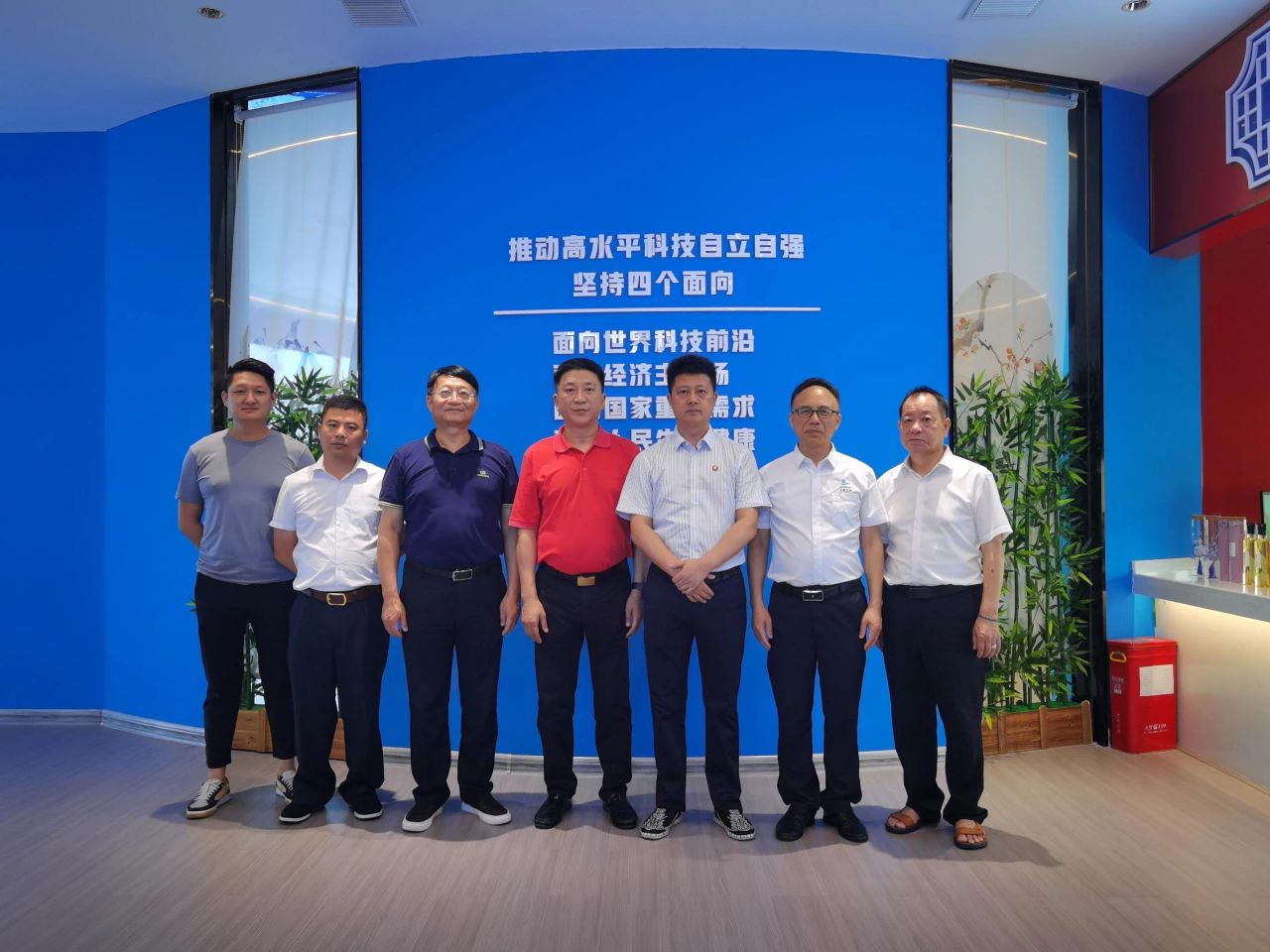 市人大羅早林主任陪同農(nóng)業(yè)農(nóng)村部鄉(xiāng)村振興專家一行到邵陽紅出貨倉-天香生物產(chǎn)業(yè)園考察指導(dǎo)