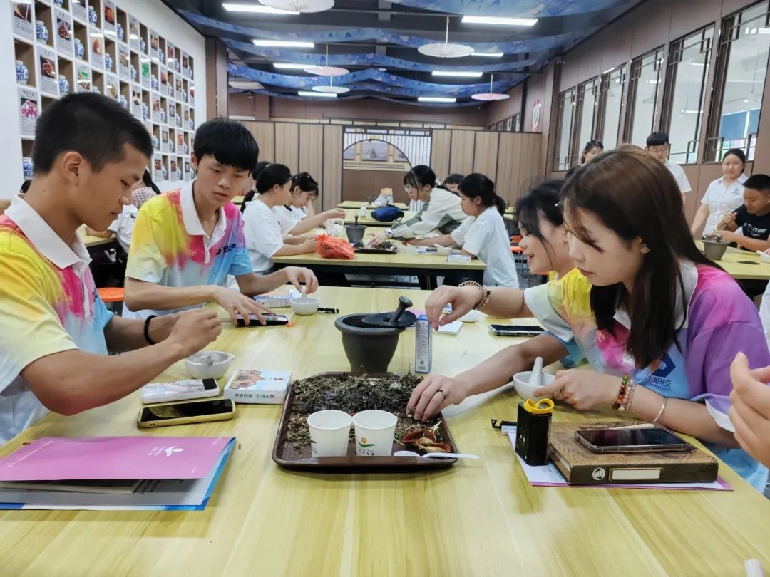 湖南九味中醫(yī)藥研學(xué)實(shí)踐教育基地迎來了一場別開生面的研學(xué)實(shí)踐活動(dòng)